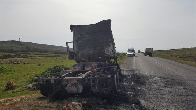 Şırnak'ta teröristler 2 tırı ateşe verdi