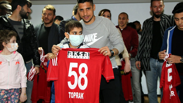 Sivassporlu futbolculardan lösemili çocuklara ziyaret