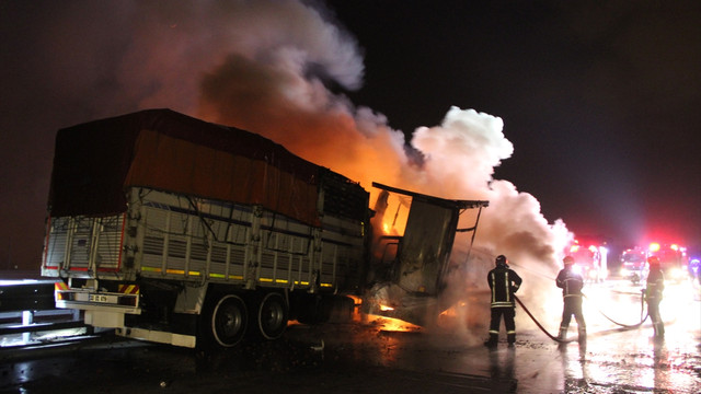 TEM otoyolunda kamyonun çarptığı tır yandı