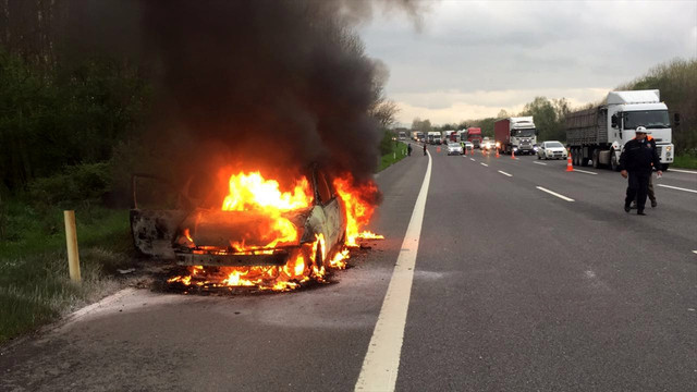 TEM otoyolunda yanan otomobil trafiği kapattı