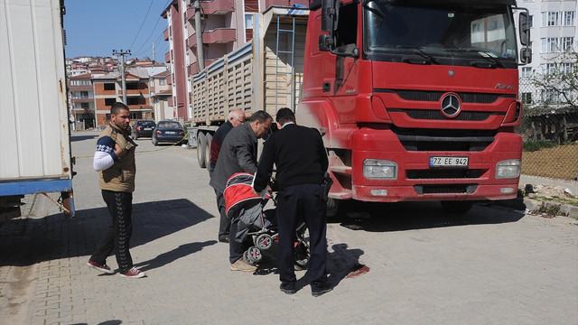 Tırın çarptığı anne öldü, bebeği yara almadan kurtuldu