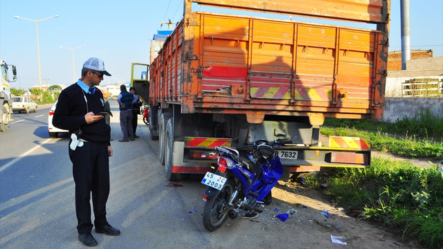 Turgutlu'da motosiklet kamyona çarptı: 2 ağır yaralı