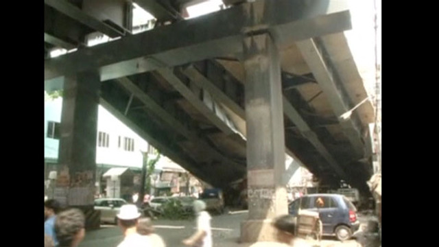 Hindistanda ihmal nedeniyle çöken köprü 10 can aldı!