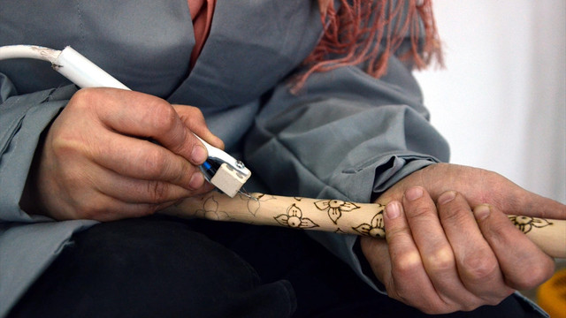 Üniversiteli öğrenciler Devrek bastonu üretiyor