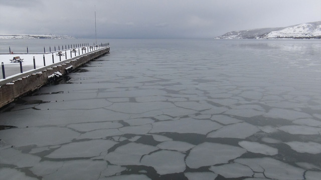 Van Gölü'nde kısmi buzlanma oluştu
