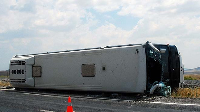 Yolcu otobüsü devrildi: 3 ölü, 40 yaralı