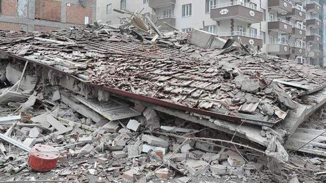 Nişantaşında bina çöktü! Enkaz altında kalanlar kurtarılmaya çalışılıyor