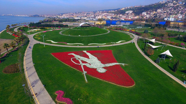 150 bin lale ile Mehmetçik figürü