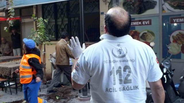 Evindeki eşyaları dördüncü kattan aşağı attı