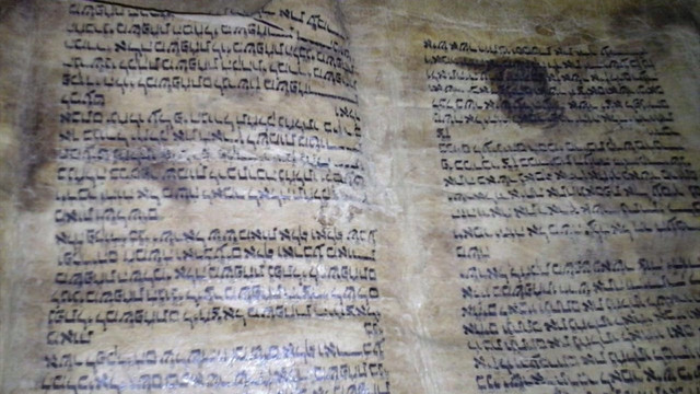 600 yıllık Tevrat'ı satmak isterken yakalandı