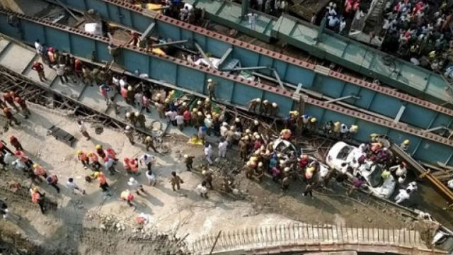 Hindistanda çöken köprüyü inşa eden şirketin yetkilileri gözaltına alındı!