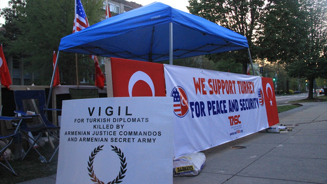 ABD'deki Türkler büyükelçilik önünde nöbete başladı