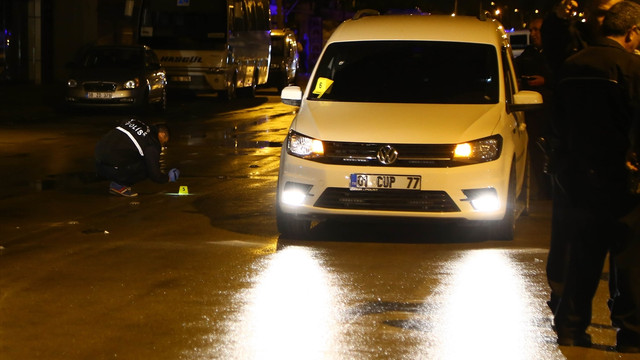 Adana'da seyir halindeki araca ateş açıldı: 1 ölü, 1 yaralı