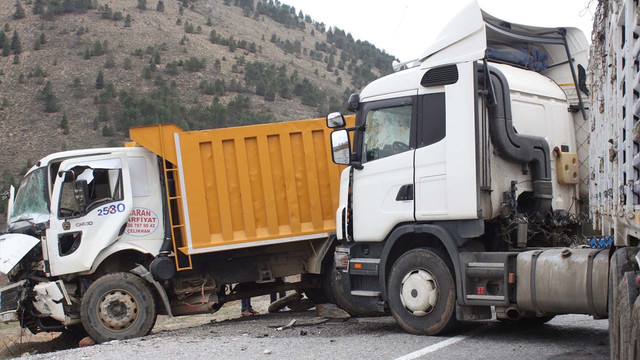 Adıyaman'da tır ile kamyon çarpıştı: 4 yaralı