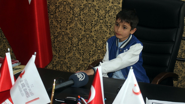 O Afgan çocuk, 23 Nisan ile sevindi