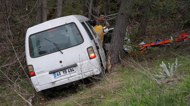 Ağaçlara çarpan minibüste sıkışan sürücü kurtarıldı
