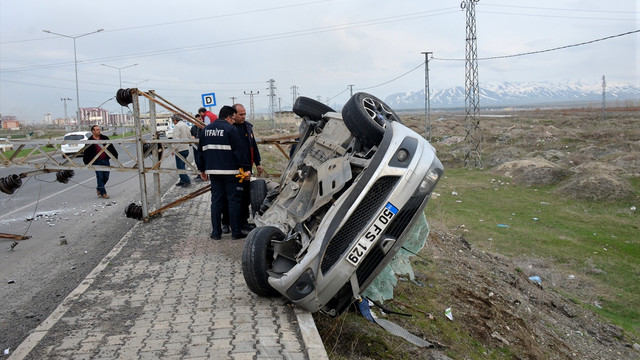 Ağrı'da otomobil direğe çarptı: 5 yaralı