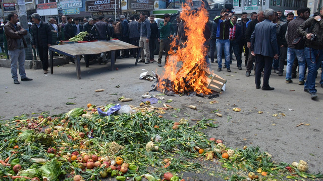 Ağrı'da pazar esnafından belediyeye protesto
