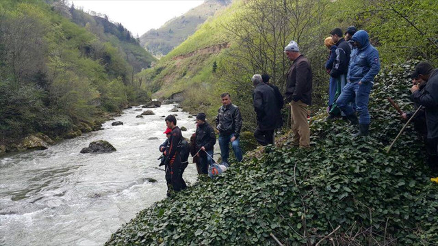 Ahşap köprüden ırmağa düşen kadın kayboldu