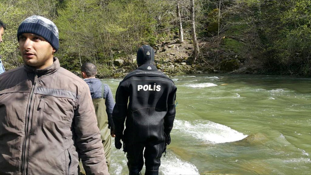 Ahşap köprüden ırmağa düşen kadının kaybolması