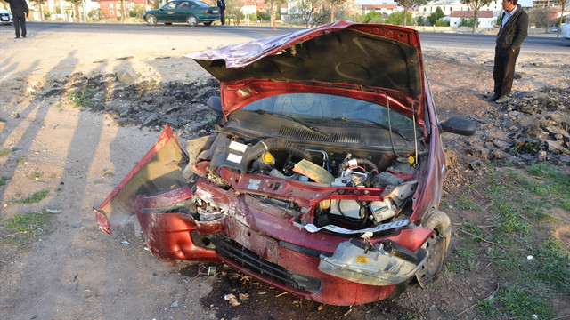 Aksaray'da otomobil bahçe duvarına çarptı: 4 yaralı