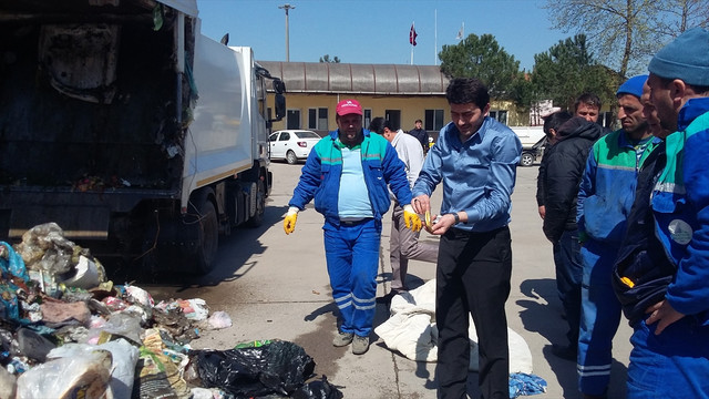 Altın kesesini çöpe atan kadın belediyeden yardım istedi
