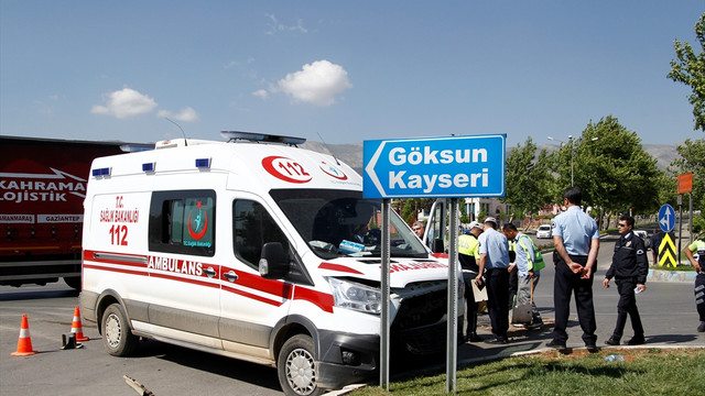 Ambulansla otomobil çarpıştı: 1 ölü, 4 yaralı