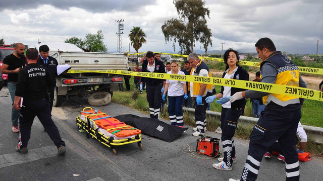 Antalya'da kamyonet kamyona çarptı: 1 ölü