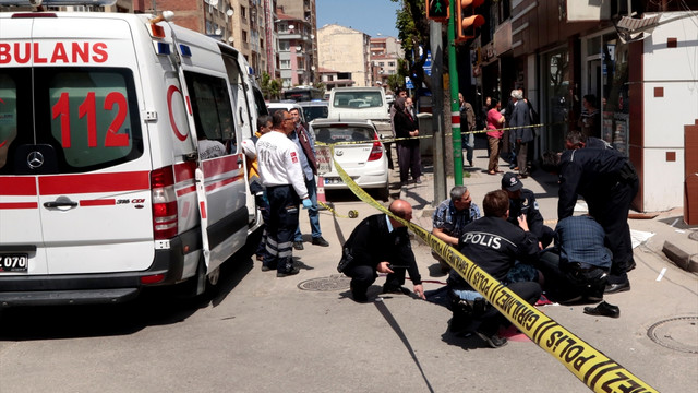 Eskişehirde apartmanın çatısından düşen kişi öldü