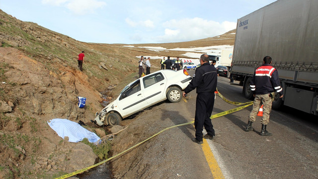 Ardahan'da otomobil şarampole devrildi: 1 ölü, 2 yaralı