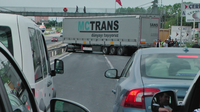 Arızalanan tır ulaşımı aksattı