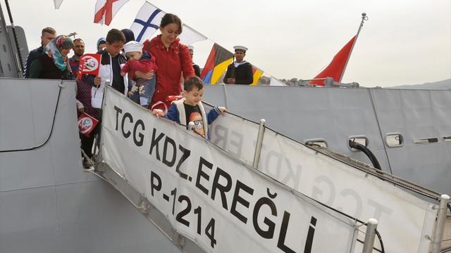 23 Nisan kutlamalarında askeri gemiler ve denizaltı ziyaretçilere açıldı