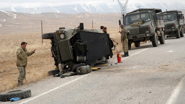 Vanda askeri araç devrildi: 13 yaralı