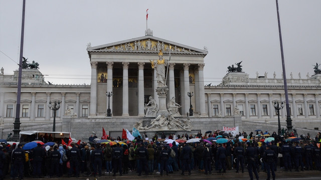 Avusturya'da Meclis önünde protesto