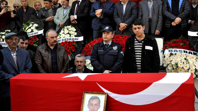 Aynı kaderi paylaştığı şehit amcasının yanına defnedildi