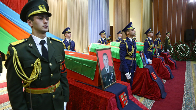 Azerbaycan şehitlerini uğurladı