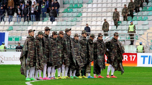 Azerbaycanlı futbolculardan askeri kıyafetli anma