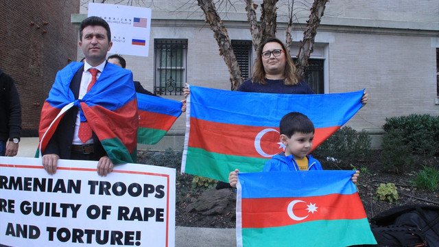 Azerbaycanlılar, Washington'da Ermenistan'ı protesto etti