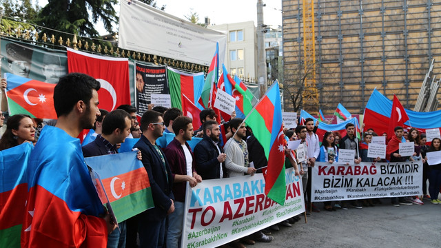Azeri öğrenciler, Ermenistan işgalini protesto etti