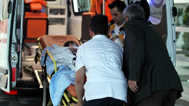 Baba 2'nci kattan düşürdüğü bebeğinin peşinden atladı