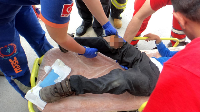 Bacağına demir korkuluk saplanan öğrenci kurtarıldı