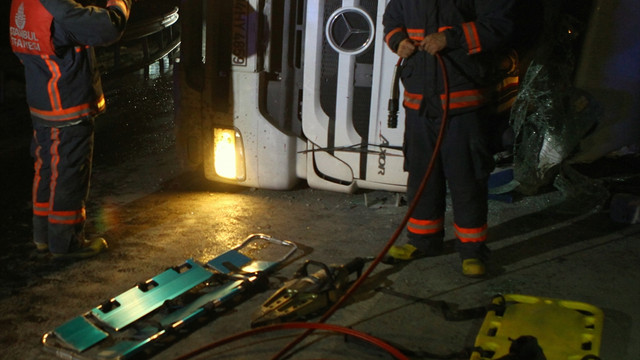 Bağcılar'da tır devrildi: 1 yaralı