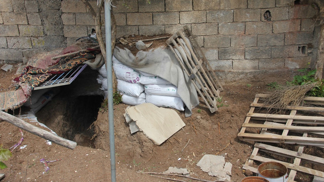 Barikat kurmak için araçları gasbediyorlar