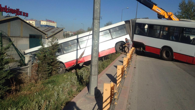 Konyada belediye otobüsü korkuluklarda asılı kaldı