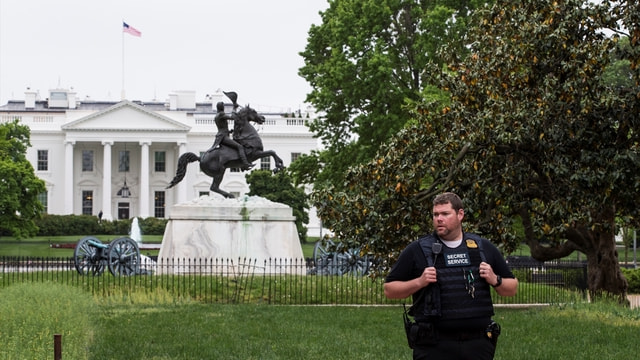 Beyaz Saray'ın bahçesine eşyalarını fırlatan kişi yakalandı