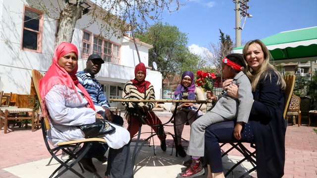 Bir mülteci aileye de sen sahip çık