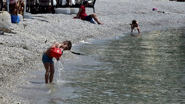 Bodrumda sıcak havayı fırsat bilenler plaj keyfi yaptı