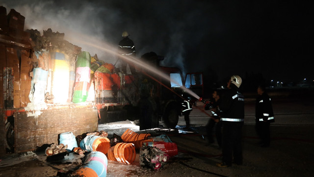 Bursa'da park halindeki 3 araç yandı