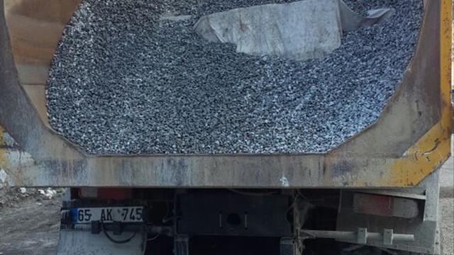 Çakıl taşları arasından 72 bin paket sigara çıktı