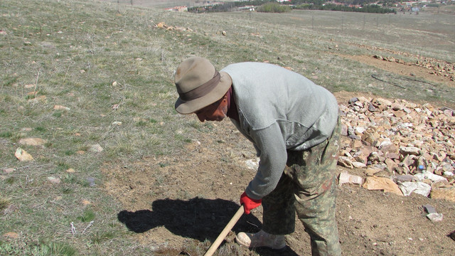 Çakıl taşları ile üçüncü Türk bayrağını yapıyor